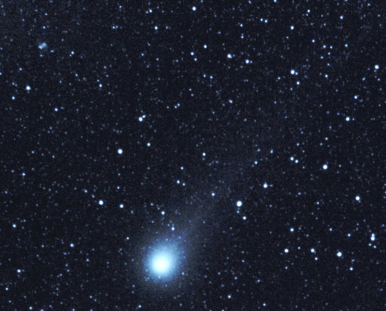 C/2014 Q2 on Feb 21/15. Little Dumbell Nebula in top left corner.